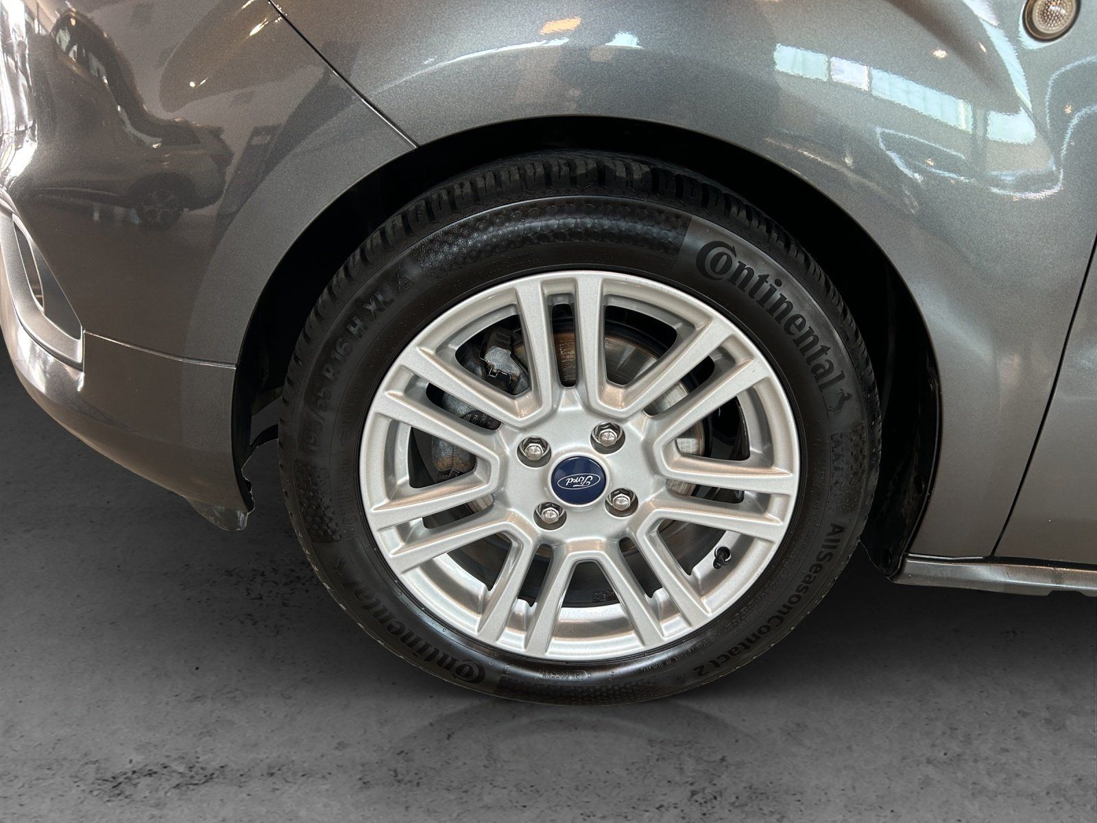 Fahrzeugabbildung Ford Tourneo Courier Titanium