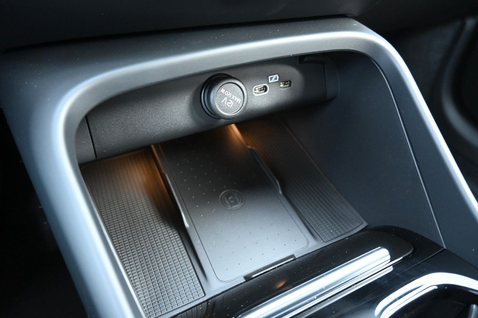 Fahrzeugabbildung Volvo XC40 B3 DKG Plus Dark*FSHZG*RFK*BLIS*ACC