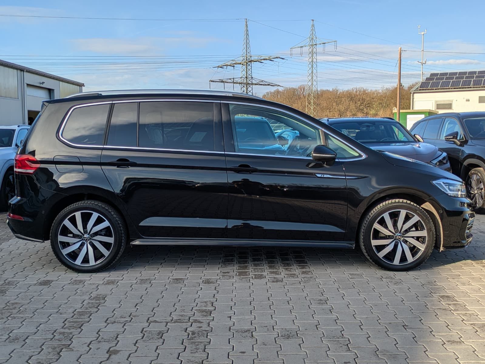 Fahrzeugabbildung Volkswagen Touran 2.0 DSG R-Line High. Pano 7-Si IQ.Dri AHK