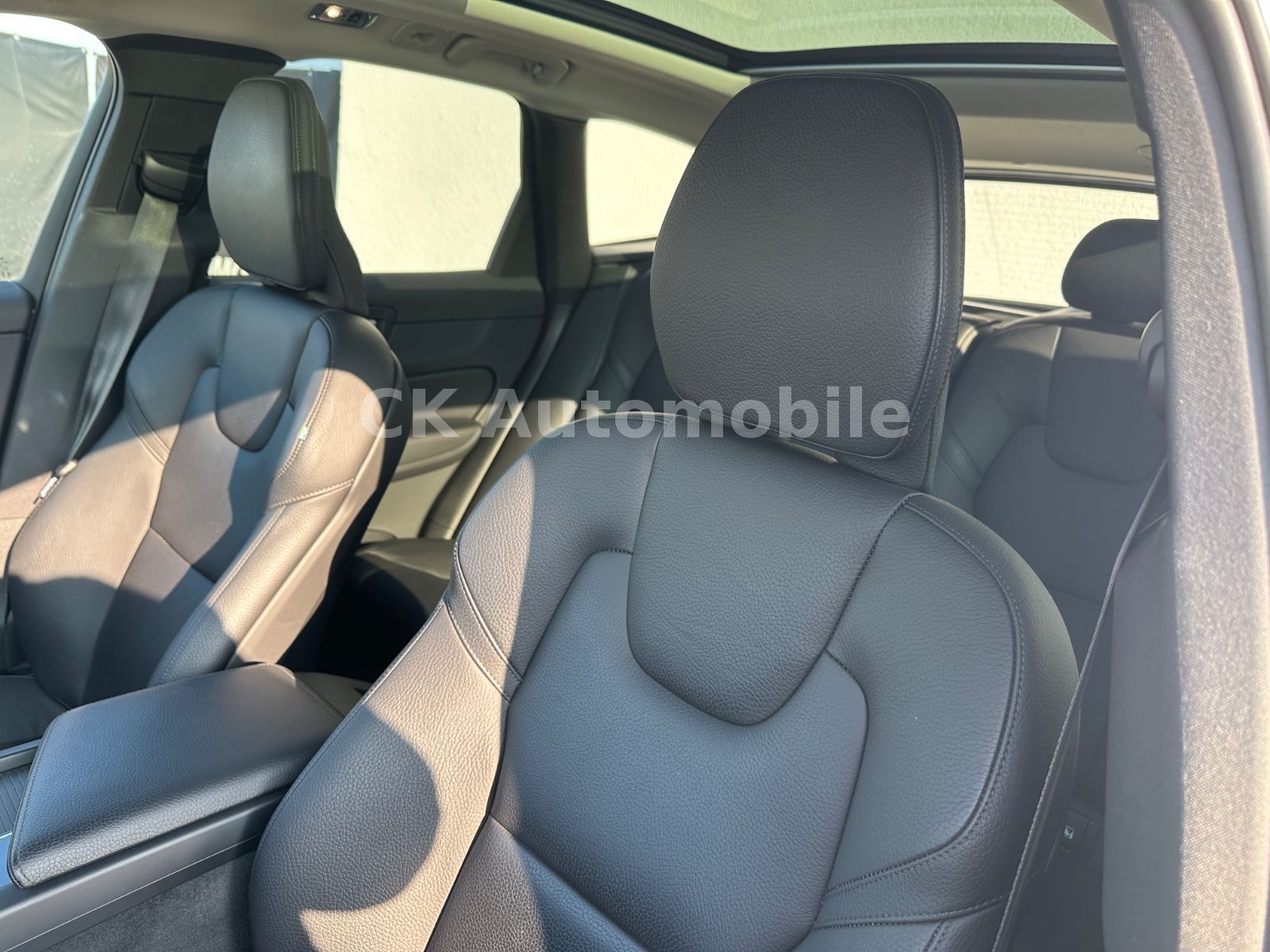 Fahrzeugabbildung Volvo XC60 B4 Momentum Pro AWD/Navi/Leder/Pano/LED/Kam