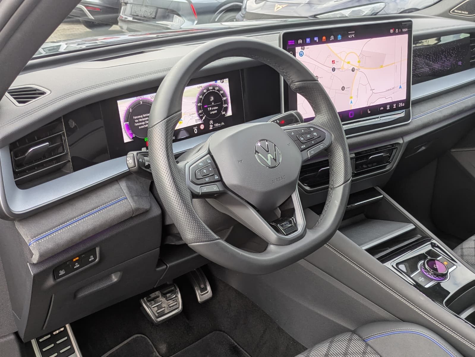 Fahrzeugabbildung Volkswagen Tayron 2.0 TDI 4M R-Line BLACK*7Si*MATRIX*PANO