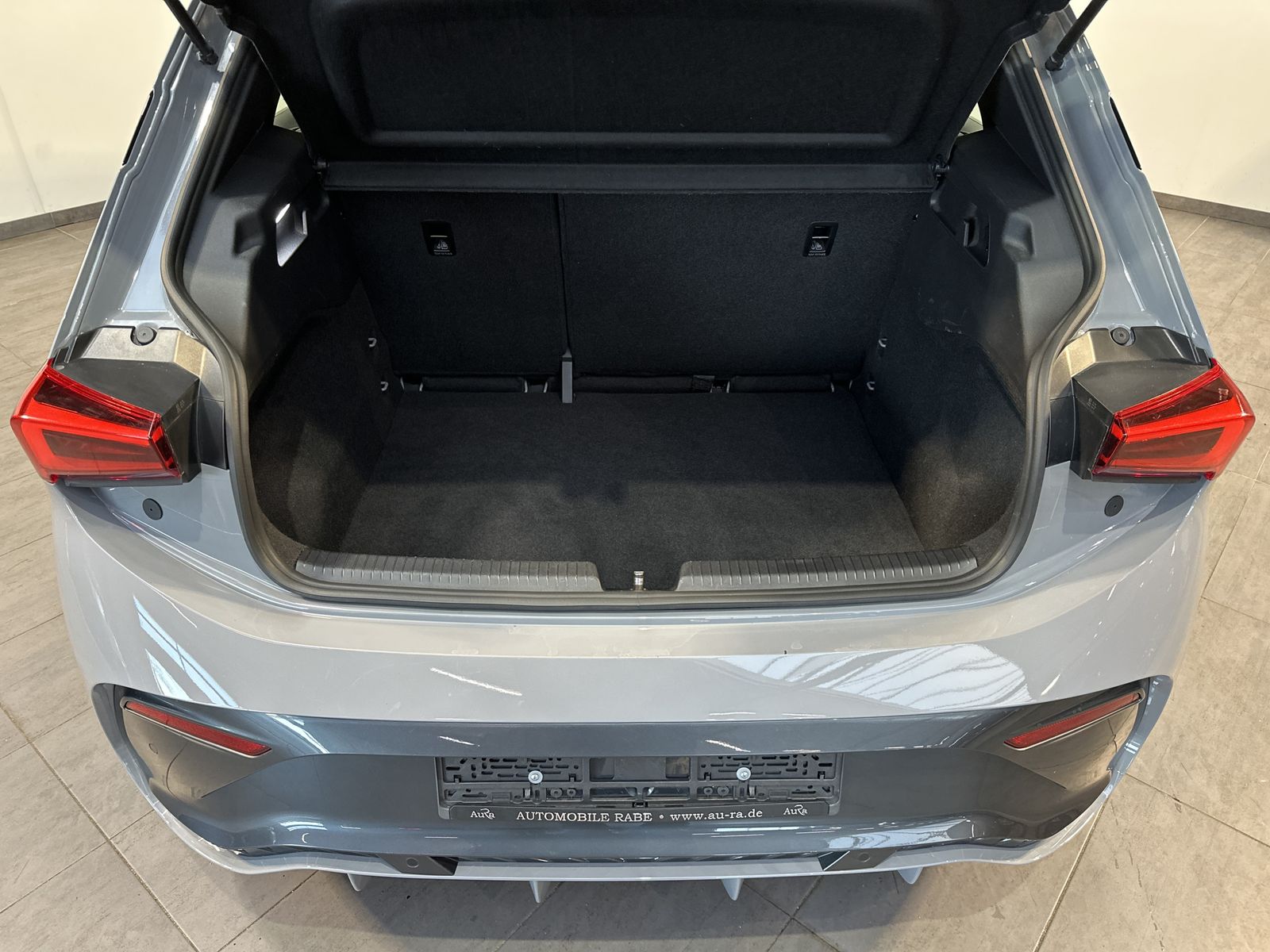 Fahrzeugabbildung CUPRA Born NAV+LED+V-COCKPIT+1HD+18ZOLL+PP+TEMPOMAT