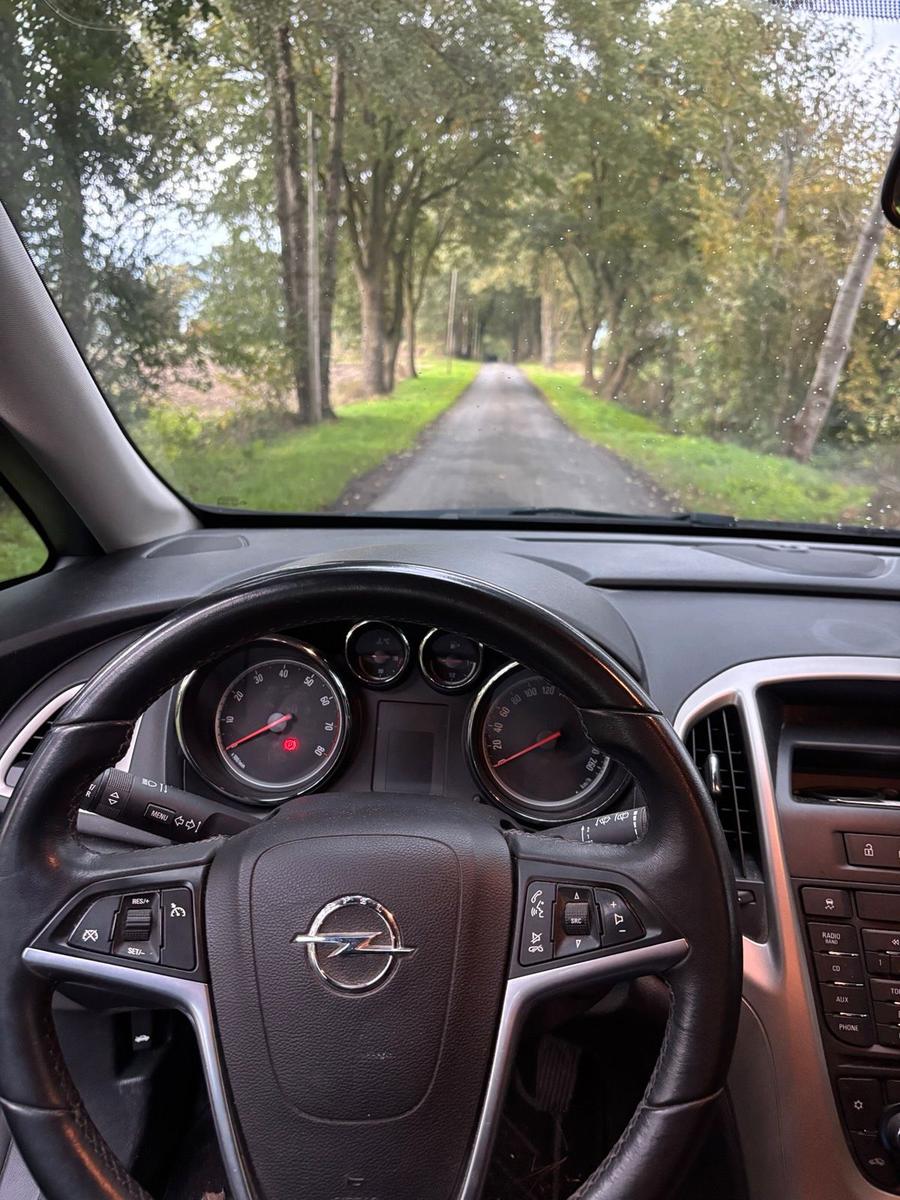 Opel Astra 2012 — photo 7