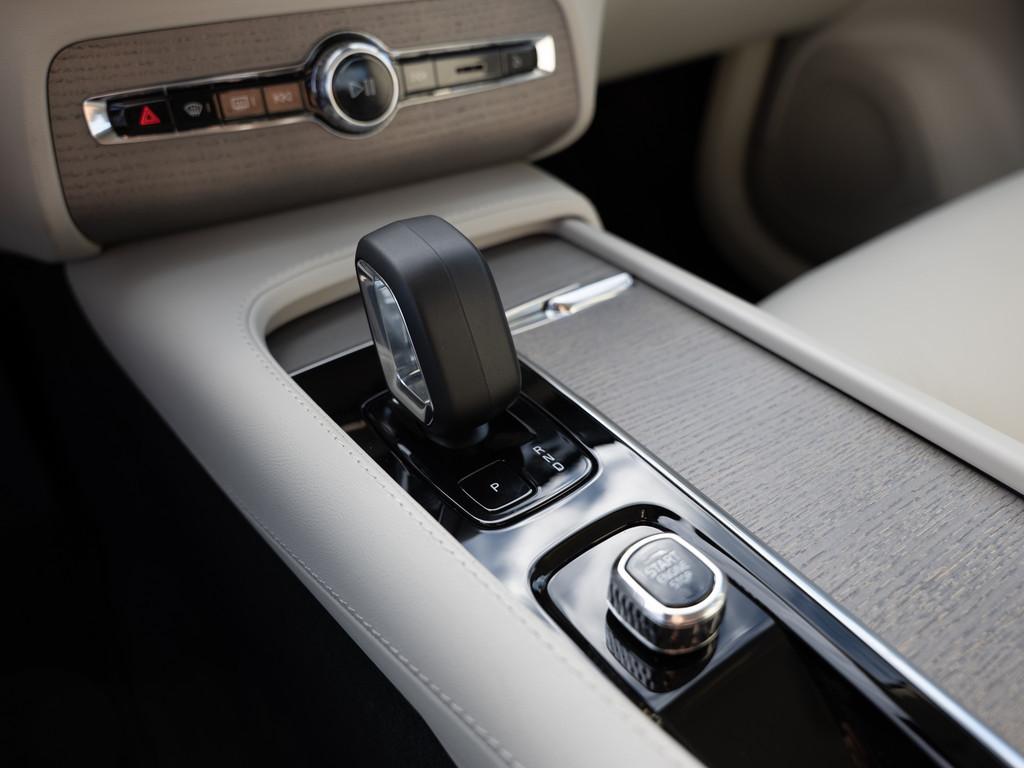 Volvo XC90 Recharge T8 AWD AHK ACC FACEL. STANDHZ LED