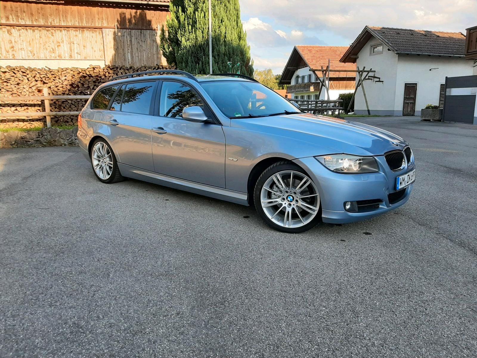 BMW 320 2009 — rear view