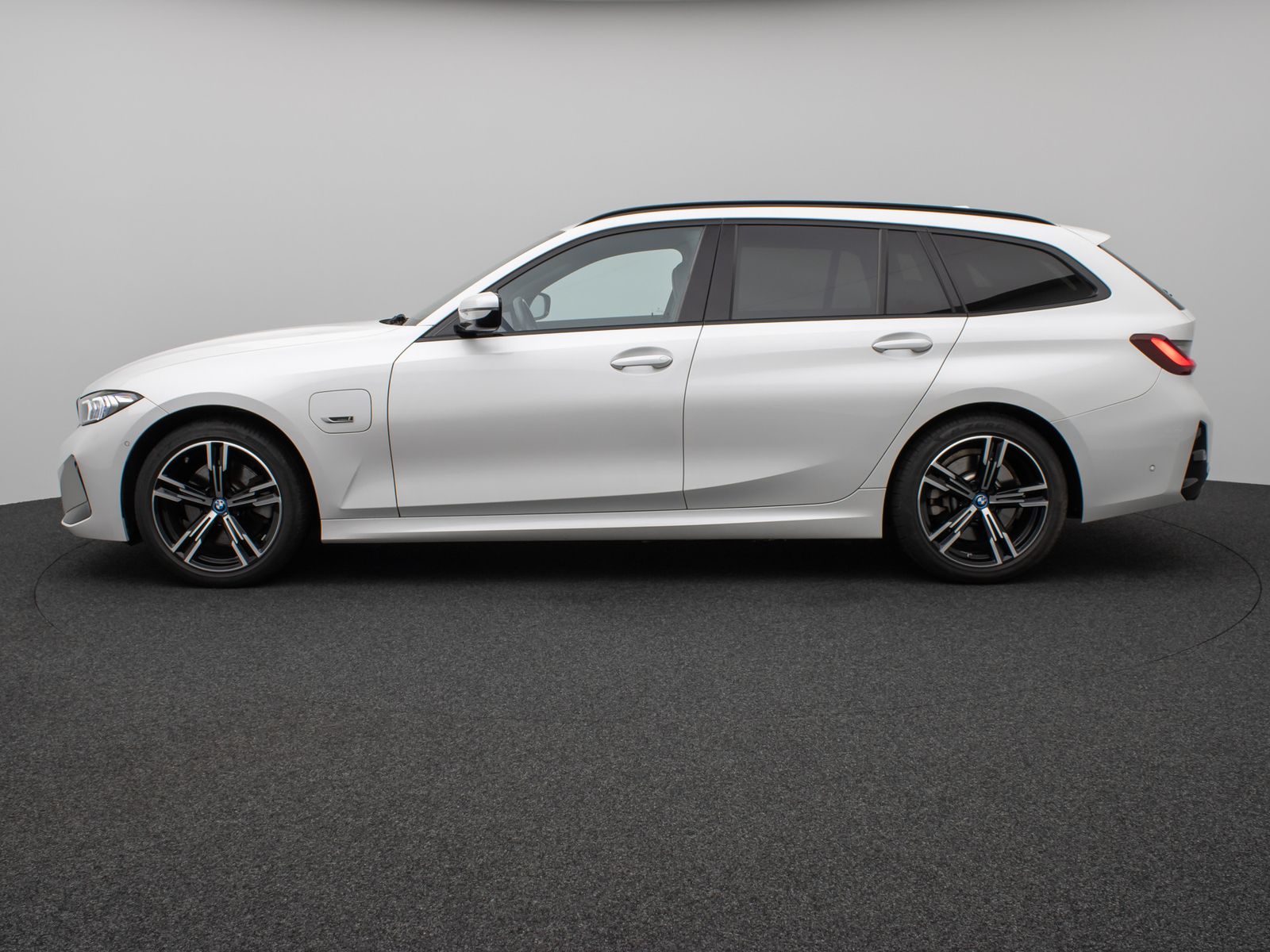 Fahrzeugabbildung BMW 330e M Sport Kamera DAB HUD Alarm Parkassistent