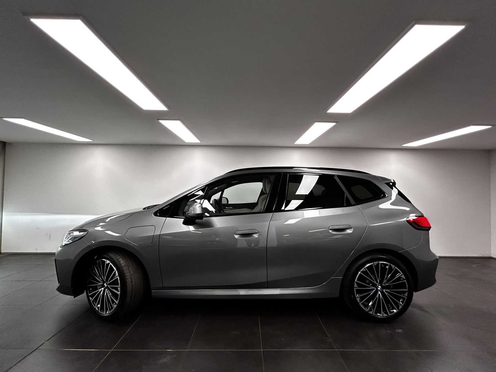 BMW 230e xDrive Active Tourer M Sportpaket Pano. AHK imagem 2