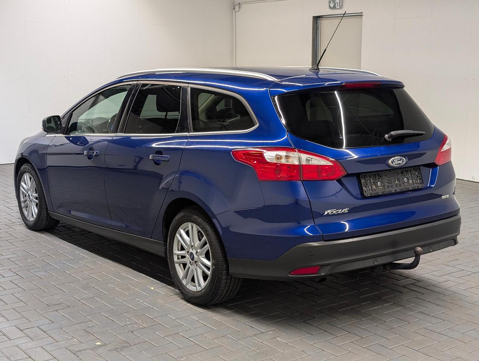 Ford Focus 2013 — interior
