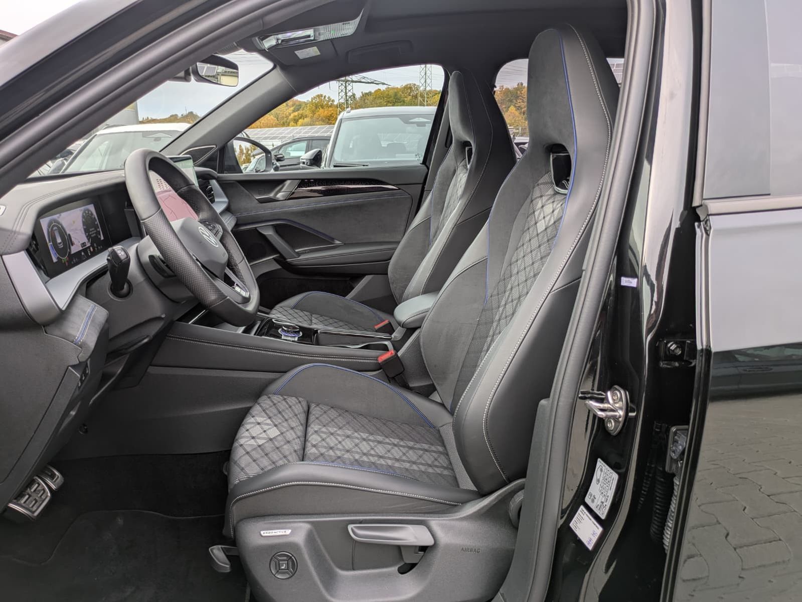 Fahrzeugabbildung Volkswagen Tayron 2.0 TDI 4M R-Line 7Si*MATRIX*AHK*PANO*HUD