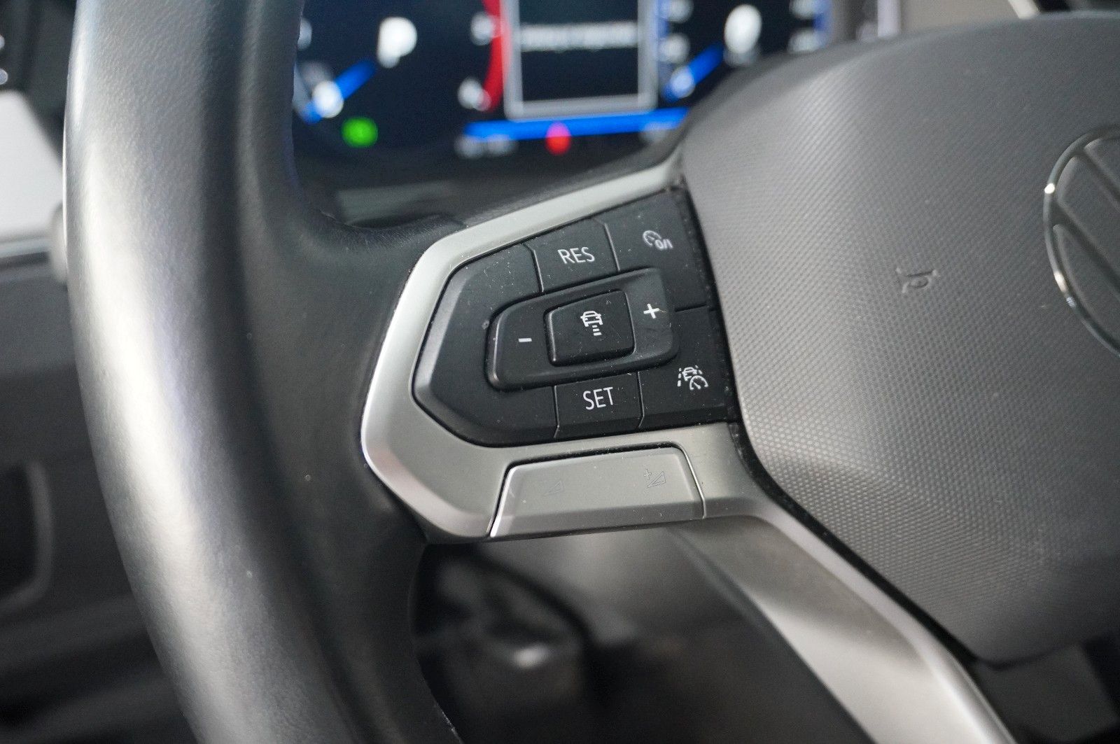 Fahrzeugabbildung Volkswagen Passat Vari. 2.0 TDI R-LINE 4M NAVI/KAMERA/AHK
