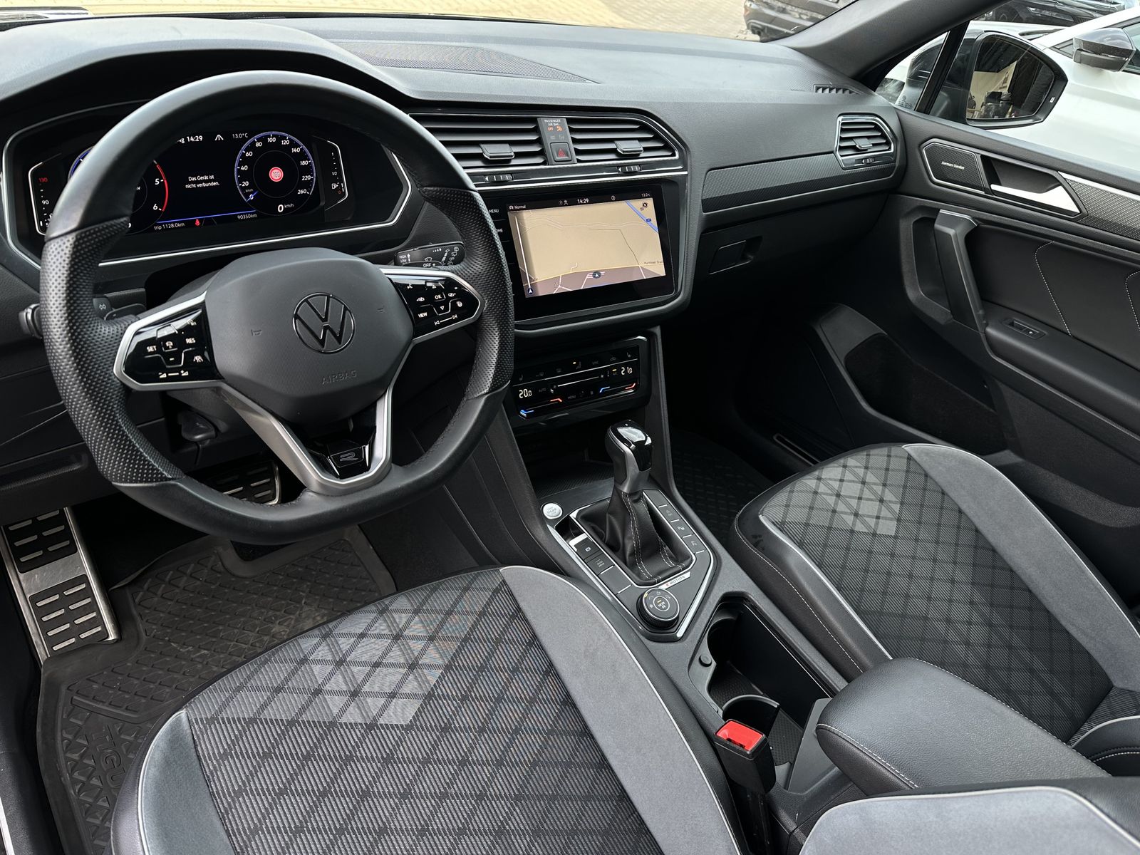 Fahrzeugabbildung Volkswagen Tiguan Allspace 4M R-Line Black 7Sitzer AHK+360°
