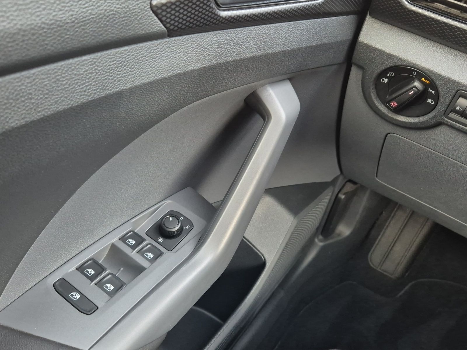 Fahrzeugabbildung Volkswagen T-Cross TSI Life DSG NSW SHZ