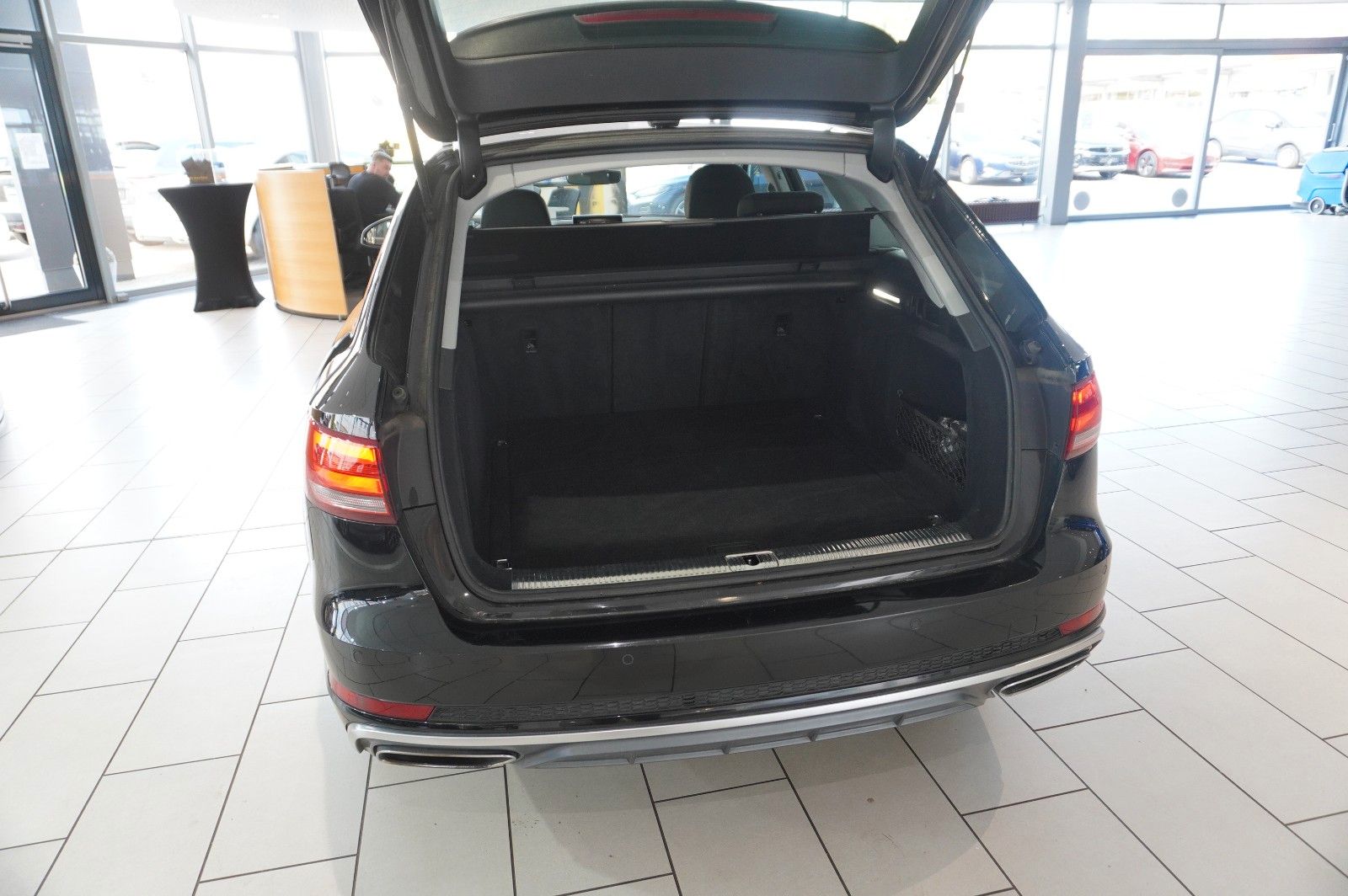 Fahrzeugabbildung Audi A4 Avant 35 TDI S-LINE SPORT NAVI/LED/KAMERA/DAB