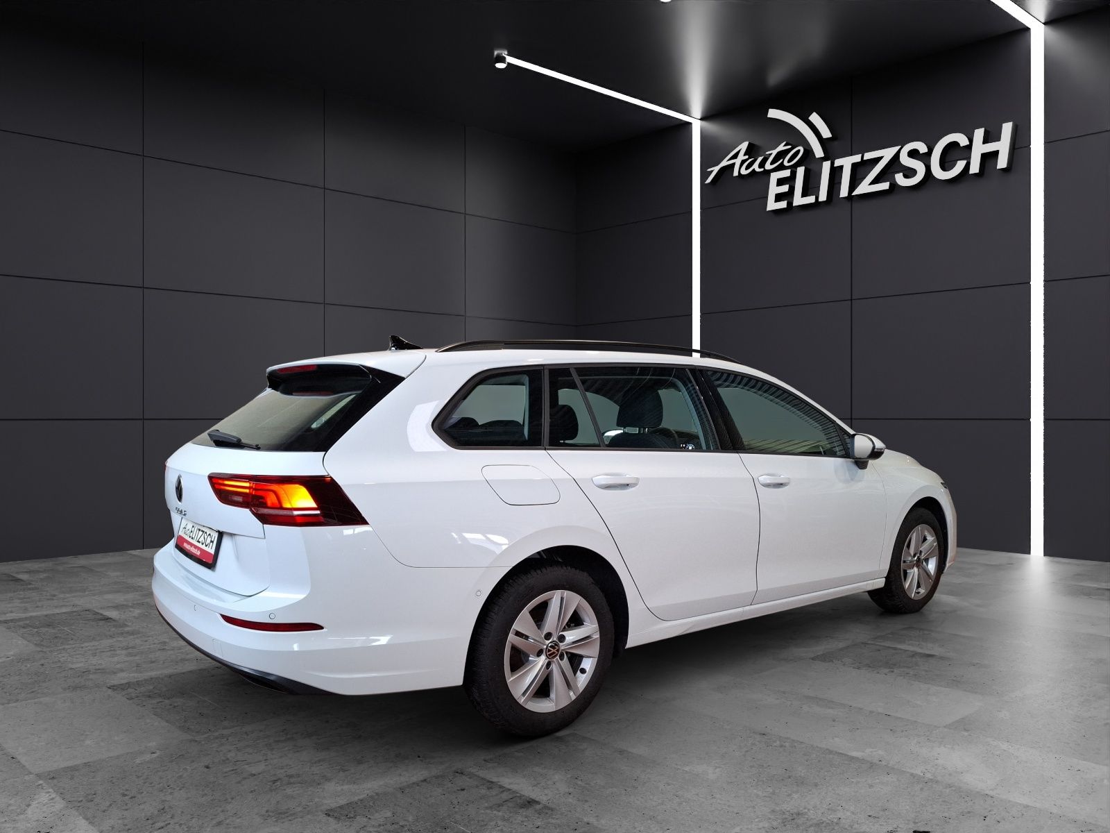 Fahrzeugabbildung Volkswagen Golf VIII Variant TSI Life Standhzg. LED Navi HU