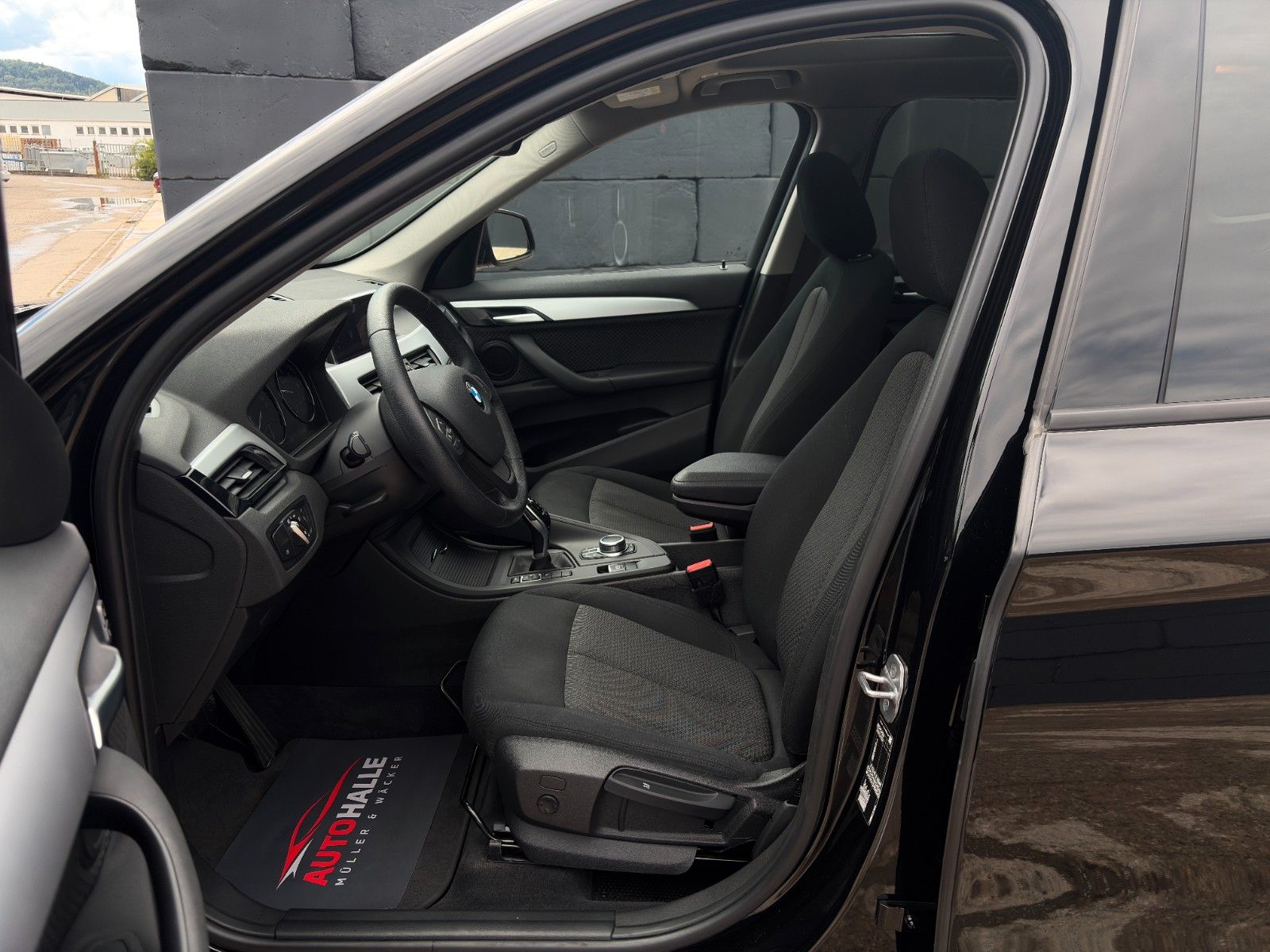 Fahrzeugabbildung BMW X1 sDrive 20d Temp. AHK PANO LED CAM KZG CarPlay