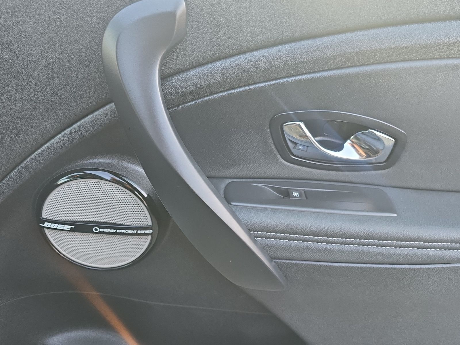 Fahrzeugabbildung Renault Megane III Lim. 5-trg. BOSE Edition TÜV SERVICE