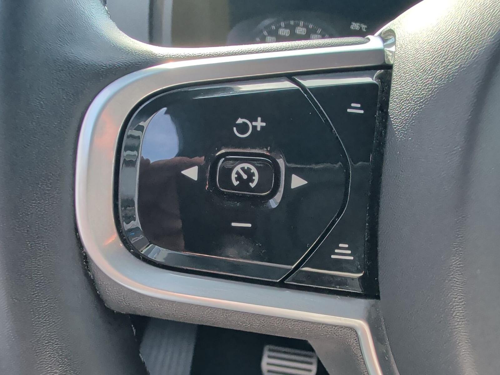 Volvo XC90 B5 AWD R Design AHK+ACC+Kamera+22Zoll
