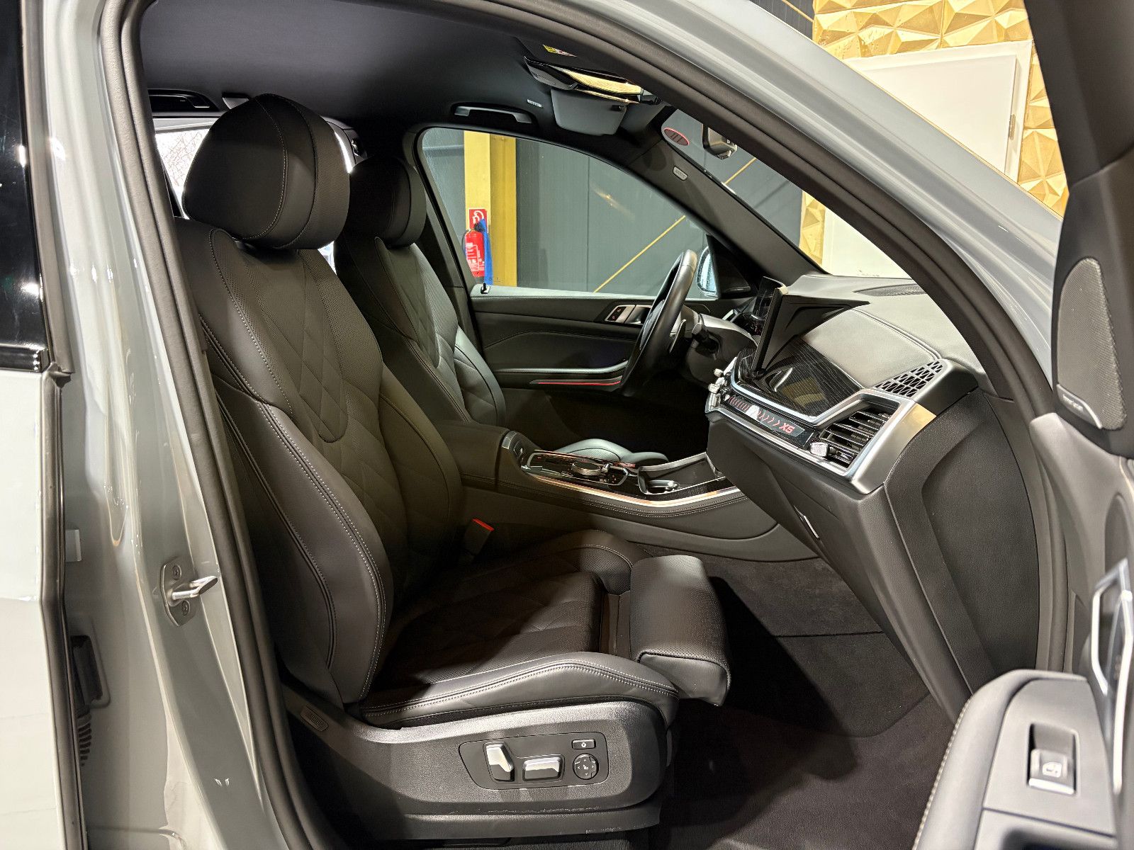 Fahrzeugabbildung BMW X5 30 d xDrive M Sport/HEAD-UP/360°/SOUND/AMBIEN