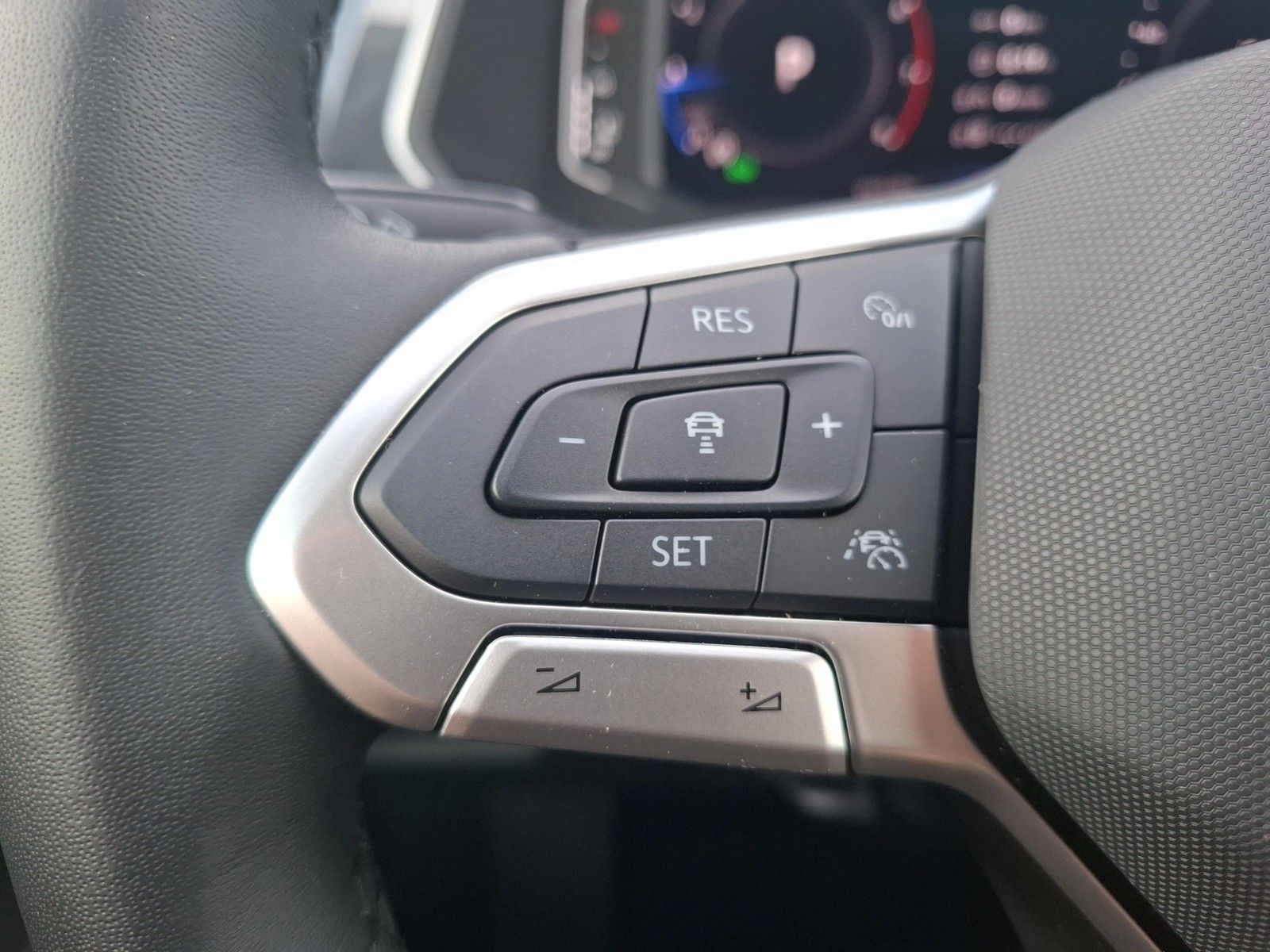 Fahrzeugabbildung Volkswagen Tiguan TSI Elegance DSG Matrix Navi AID HUD ACC