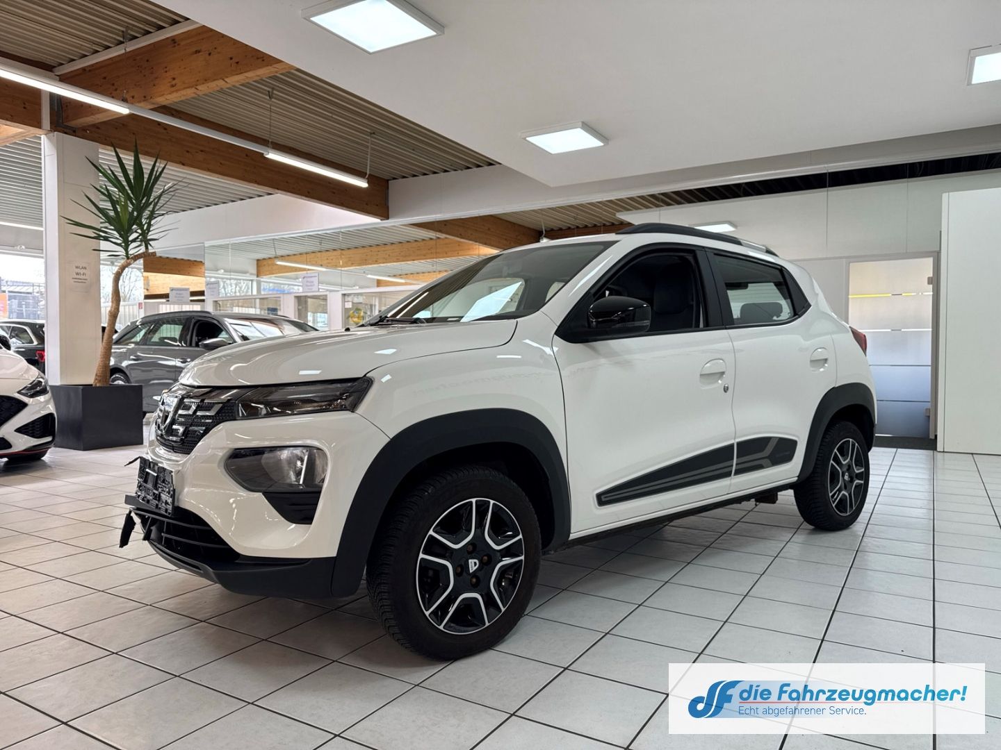 Fahrzeugabbildung Dacia Spring Electric Comfort Plus *FRONTSCHADEN