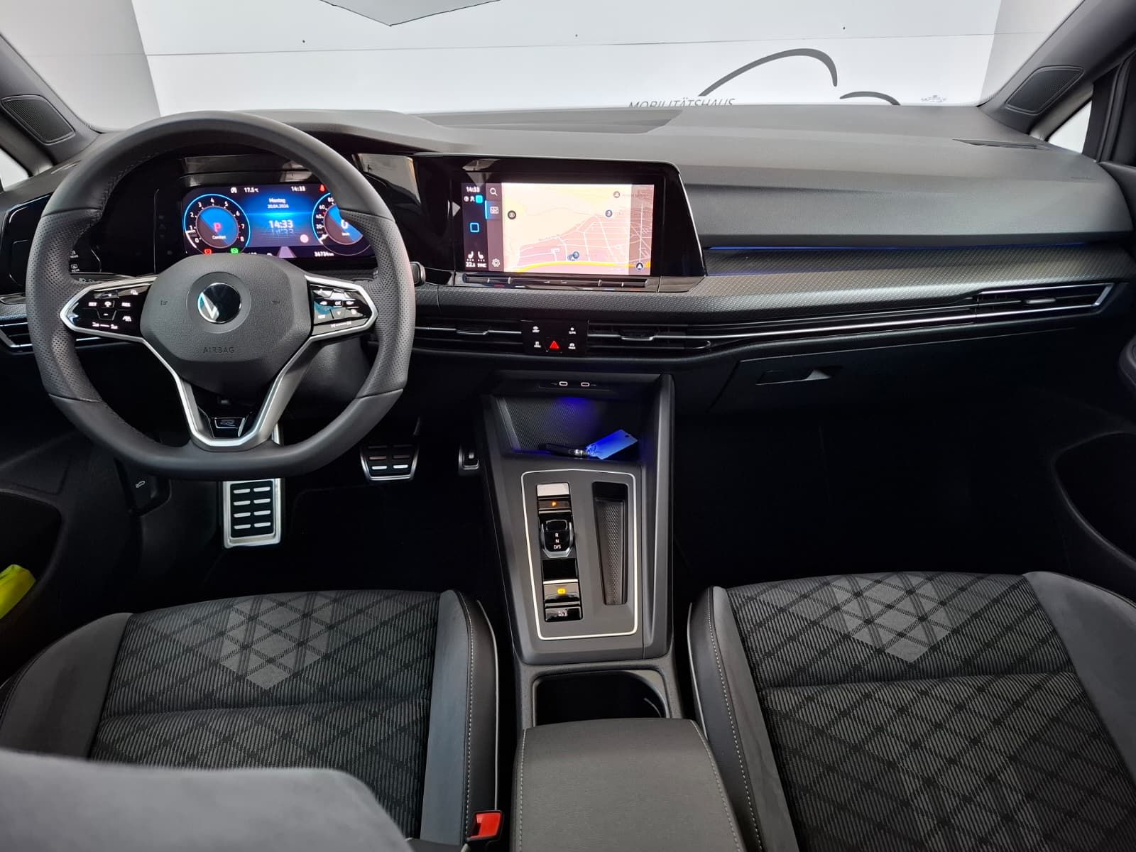 Fahrzeugabbildung Volkswagen Golf VIII Var. R-Line 1.5 eTSI DSG +ACC+Navi+LED