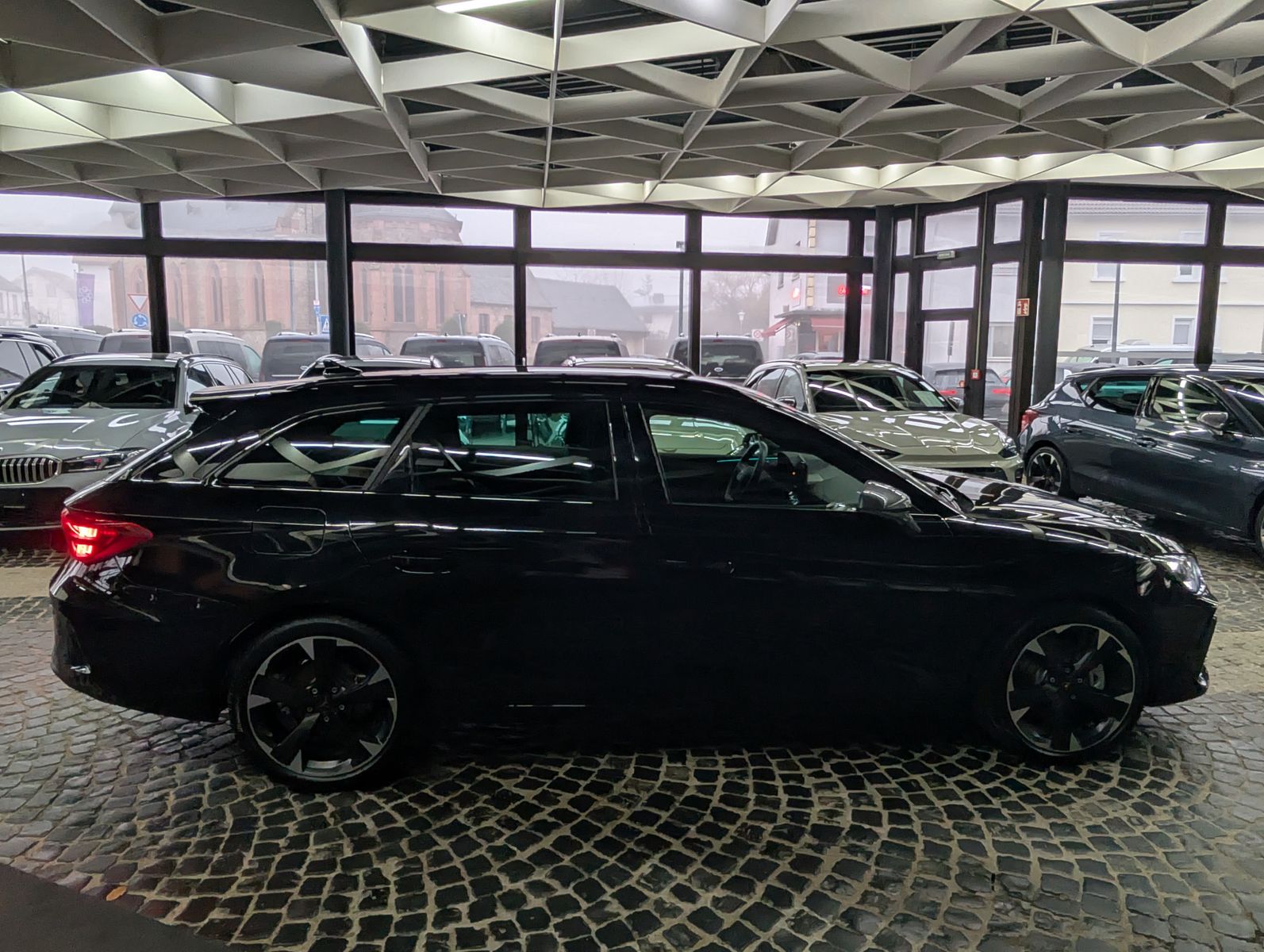 Fahrzeugabbildung CUPRA Leon 1.5 e-Hybrid PLUG-IN LED INTELIG-DRIVE EDGE