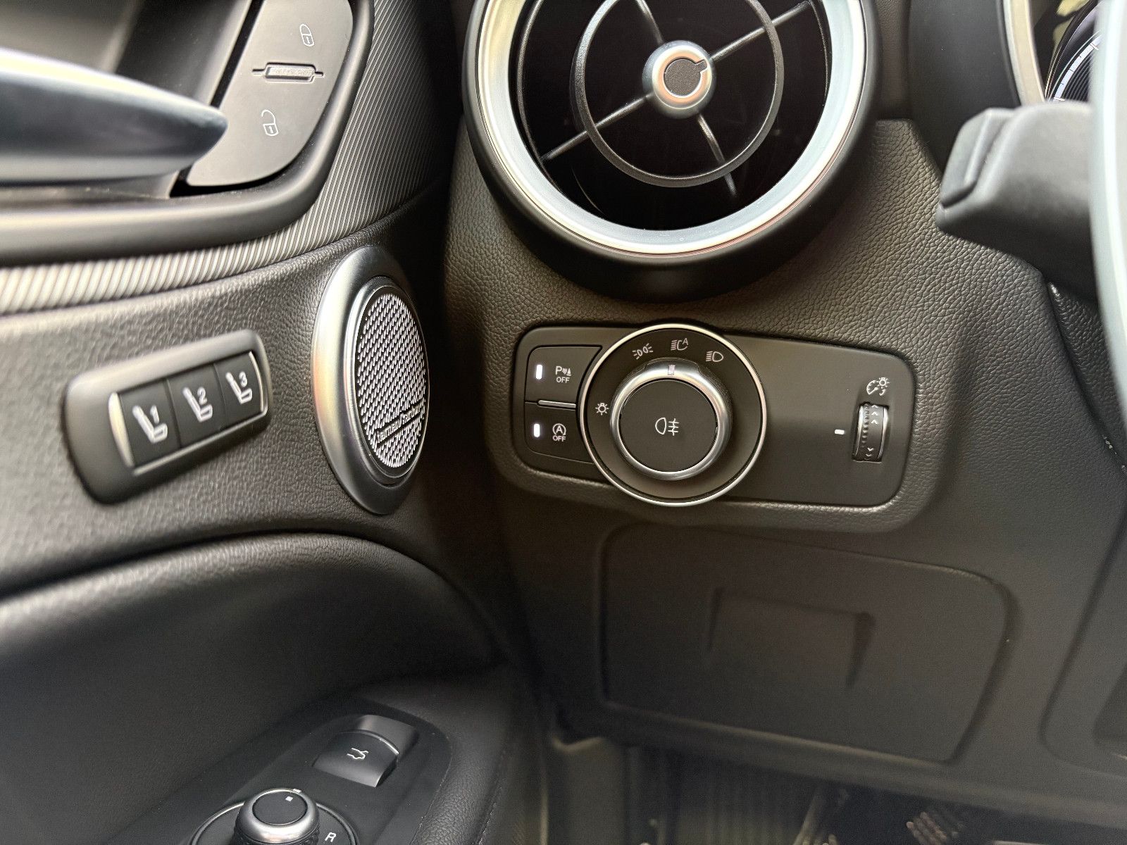 Fahrzeugabbildung Alfa Romeo Stelvio Competizione Q4/HARMAN/KARDON/KAMEERA