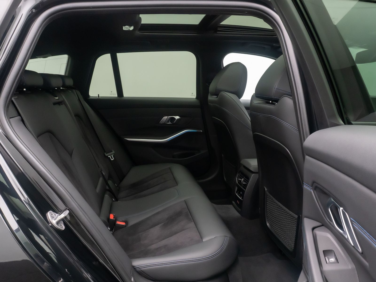 Fahrzeugabbildung BMW 330i M Sport HUD Panorama DAB HiFi AHK 19Zoll