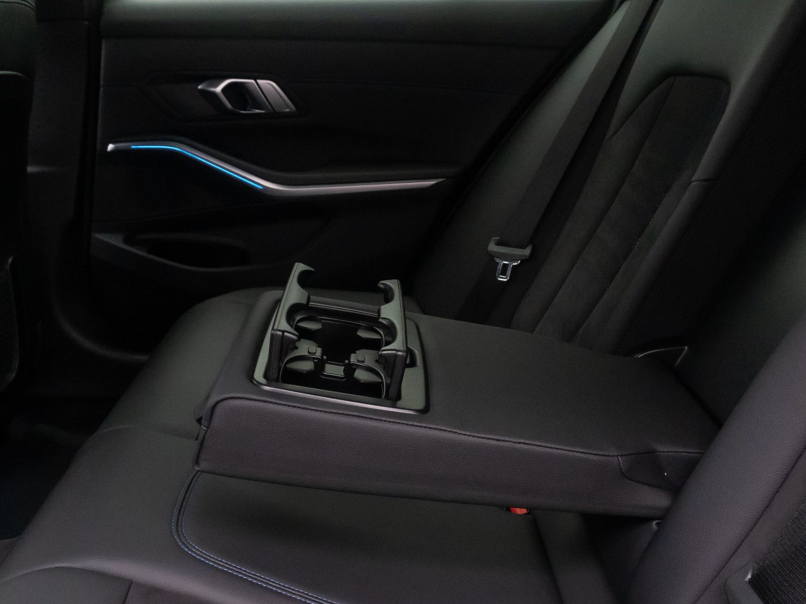 Fahrzeugabbildung BMW 330e xD M Sport HUD DAB Kamera Komfort 18Zoll