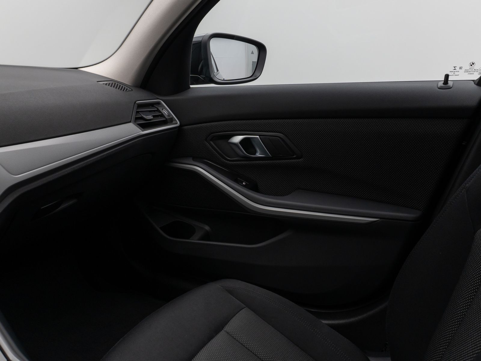 Fahrzeugabbildung BMW 330i HUD DAB CockPitPro DrivAssist PDC LED Alarm