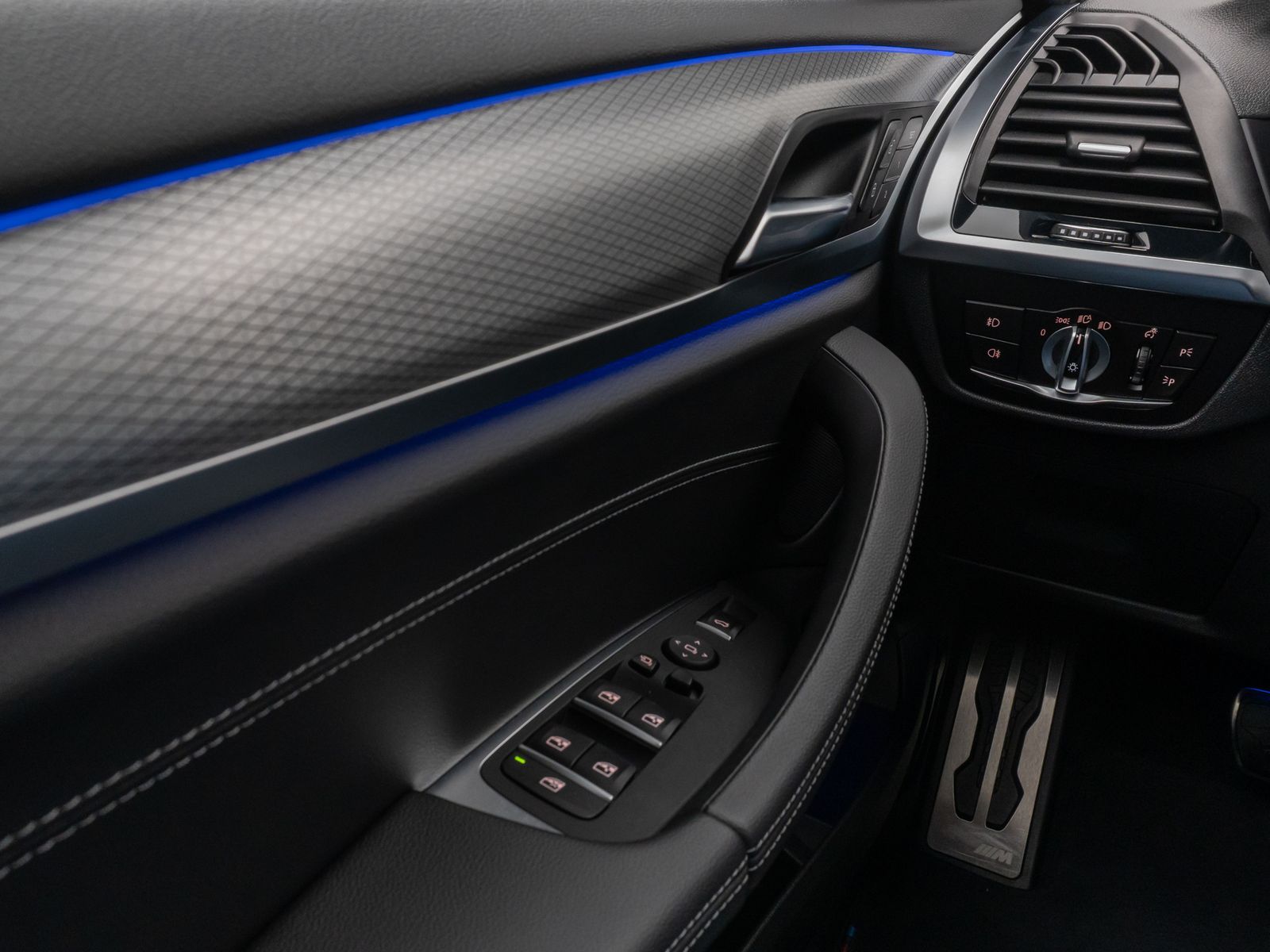 Fahrzeugabbildung BMW X3 xD20i M Sport 360°DAB Parkassist Alarm 19Zoll