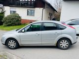 Ford Focus Lim. Style ROST - Ford Focus aus 2007 mit Benzin-Antrieb: Limousine
