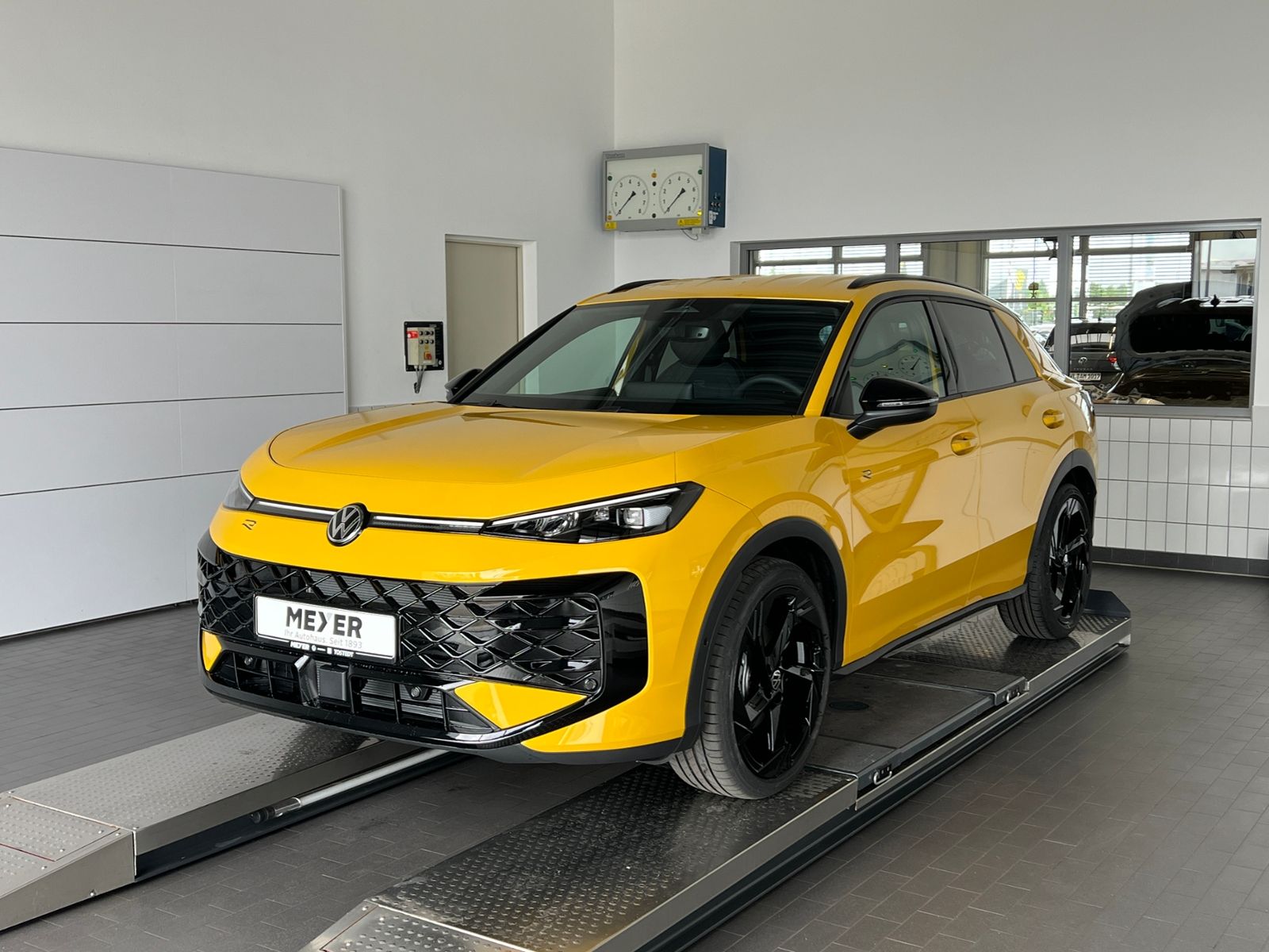 Fahrzeugabbildung Volkswagen T-Roc R-Line 1.5 eTSI DSG *BlackStyle, AHK, 20"-
