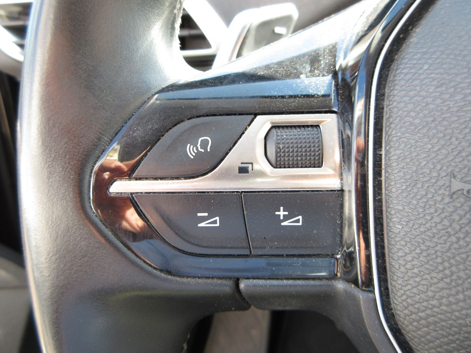Fahrzeugabbildung Peugeot 5008 Allure 1.5D  NAVI/LEDER/PDC/R´CAM/AHK