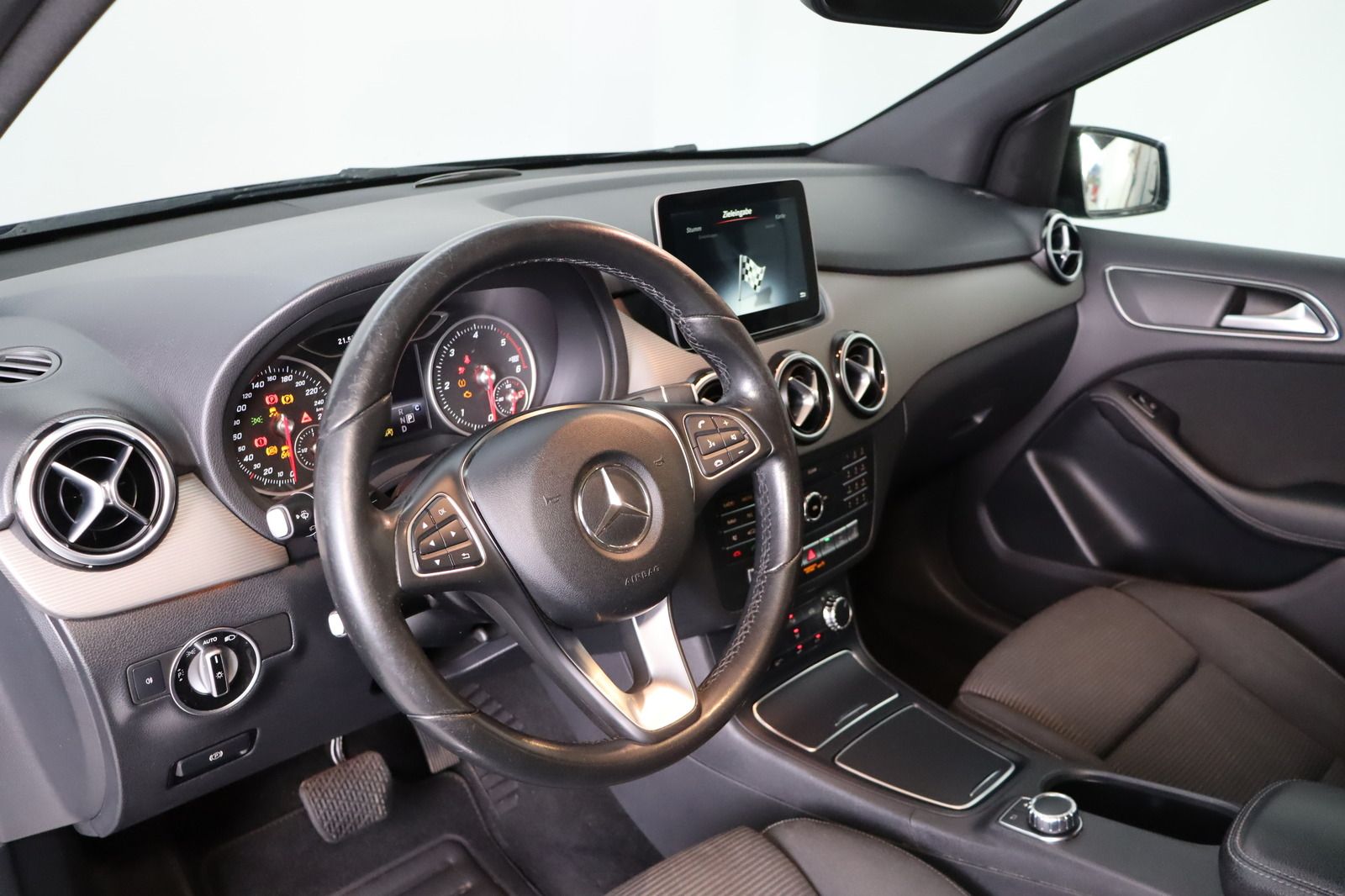 Fahrzeugabbildung Mercedes-Benz B 180 d * LED * Parkassist. * Keyless