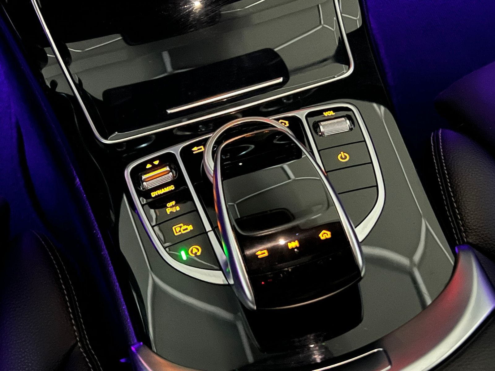 Fahrzeugabbildung Mercedes-Benz C 300 Lim. AMG-LINE/STHZ/LED/KAMERA/AMBIENTE+