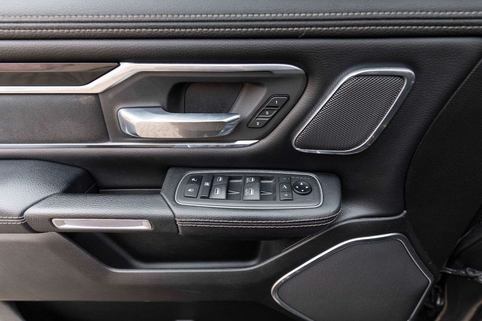 Fahrzeugabbildung Dodge RAM 5,7L Laramie CC 4X4 360° LED CARPLAY LPG AHK