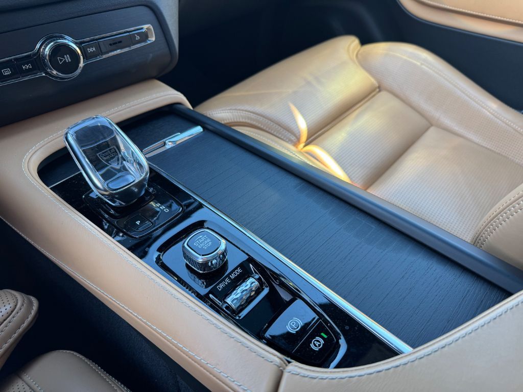 Fahrzeugabbildung Volvo XC90 Rech. T8 AWD Inscription+Luft+22Zoll+Akusti