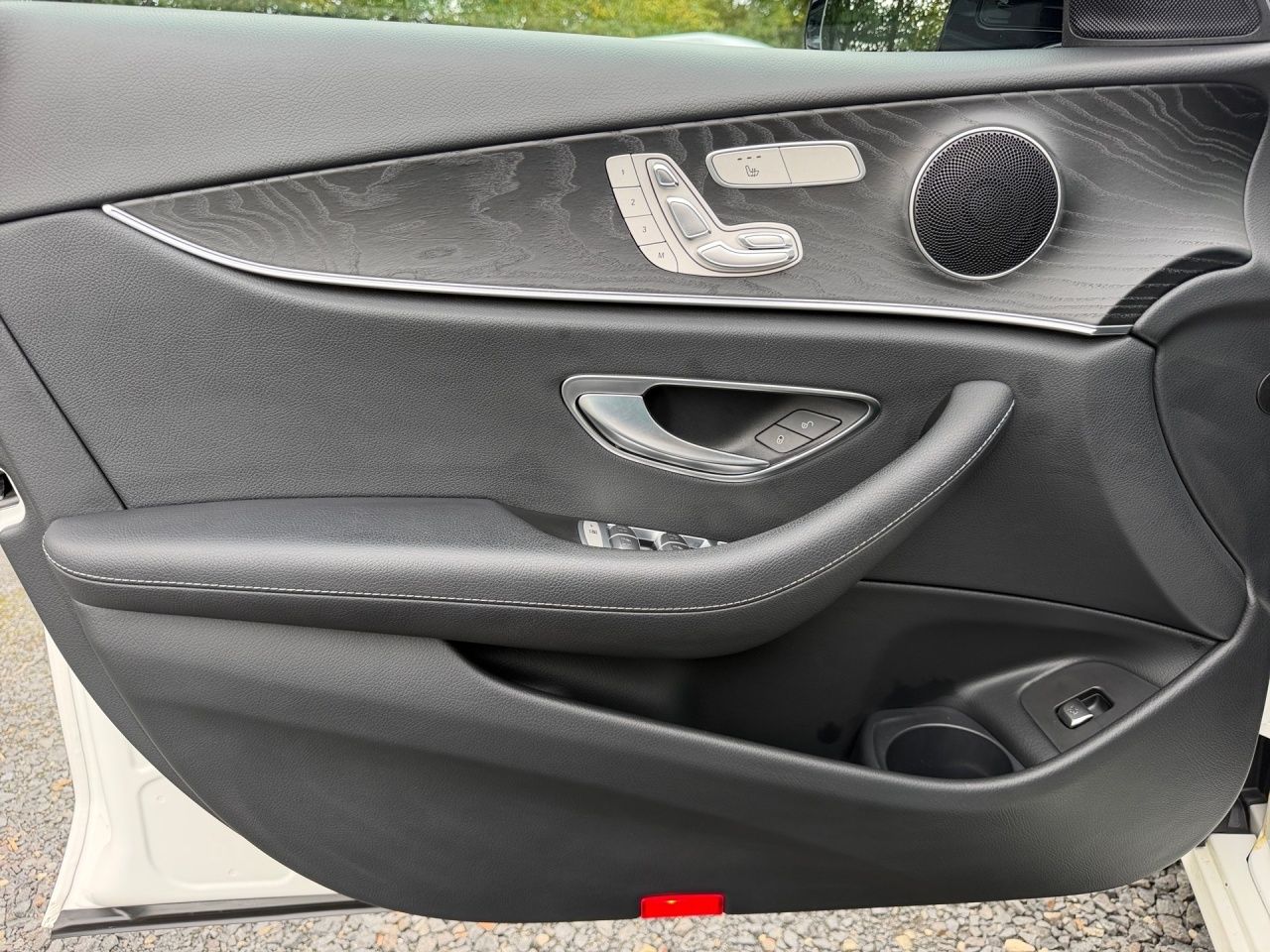 Fahrzeugabbildung Mercedes-Benz E 300 de 4M T NIGHT+AHK+PANO+360°+EASYPACK+