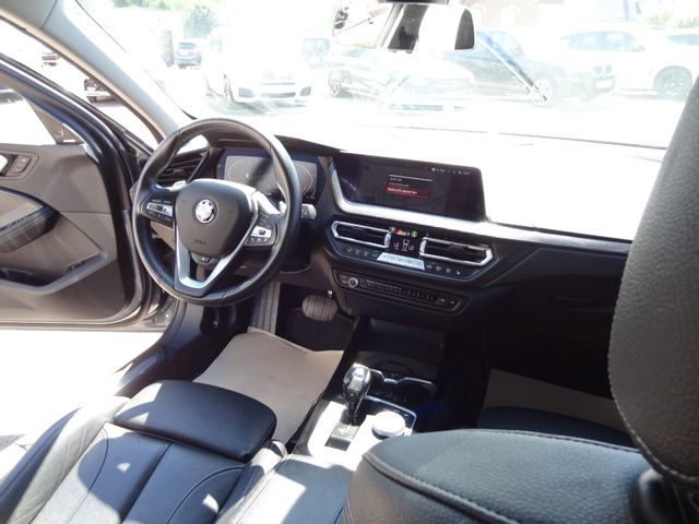 Fahrzeugabbildung BMW 118d Sport Line/2.Hd/Virtual/Leder/HUD/Navi/Kam/