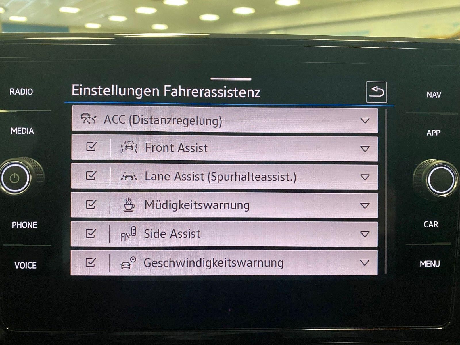 Fahrzeugabbildung Volkswagen T-Roc 1.5 TSI DSG Style+NAVI+IQ-MATRIX+Black Sty