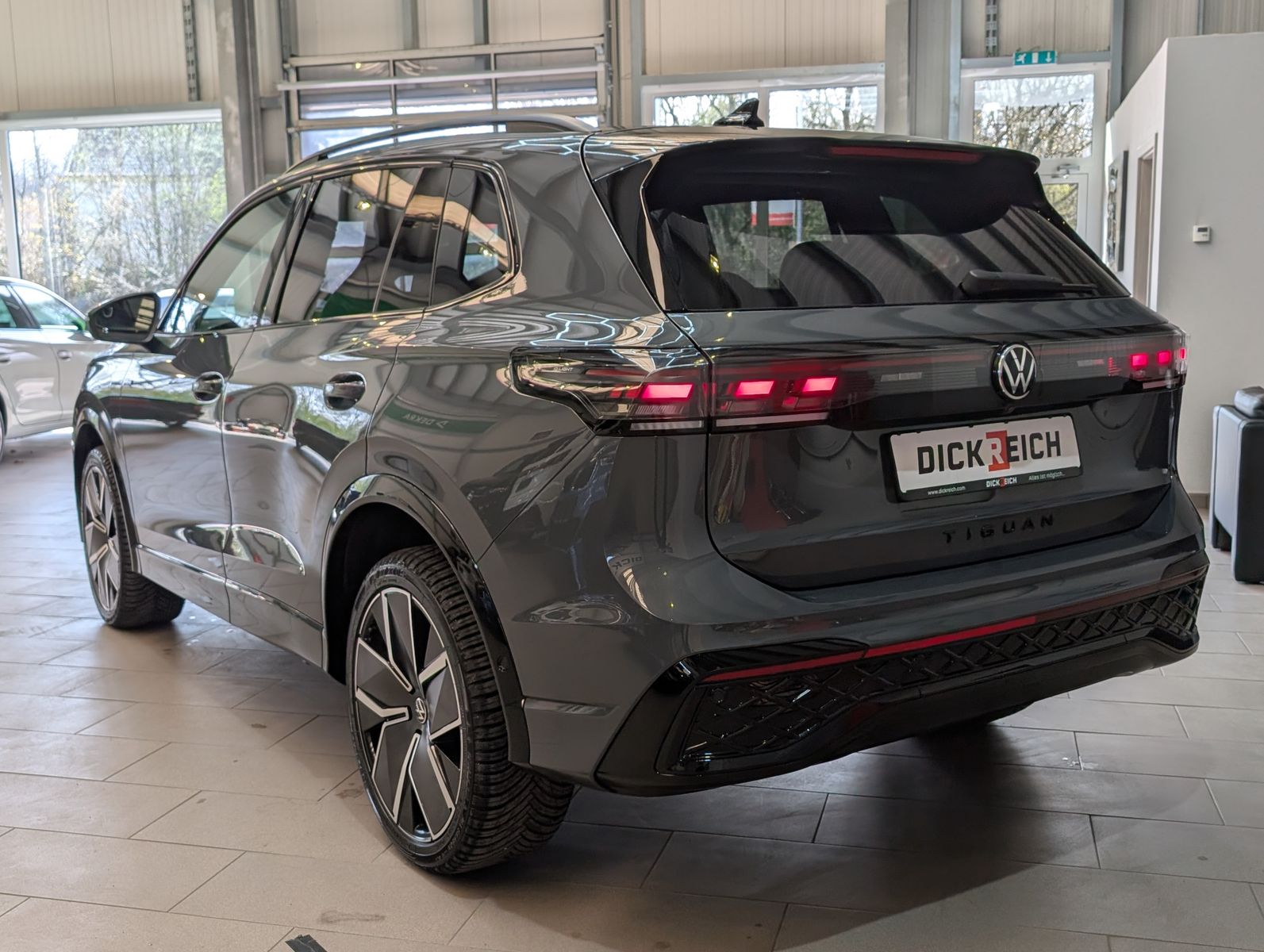 Photo du véhicule Volkswagen Tiguan 2.0TDI R-Line 4M Pano Black AHK Matrix 20