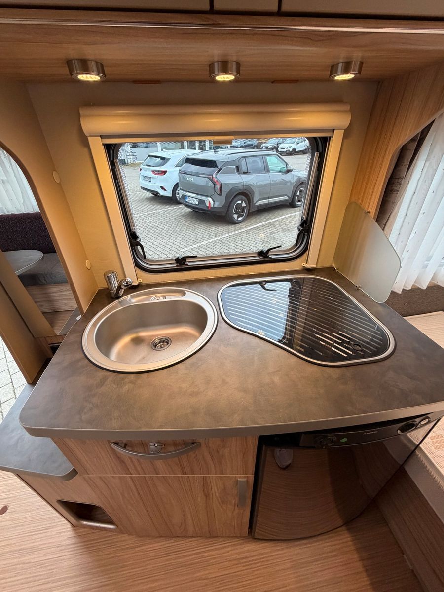 Fahrzeugabbildung HYMER / ERIBA / HYMERCAR Eriba Nova Light 425