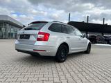 Skoda Octavia Combi 2.0 TDI Ambition *Navi PDC DAB* - Skoda Octavia Ambition mit Diesel-Antrieb