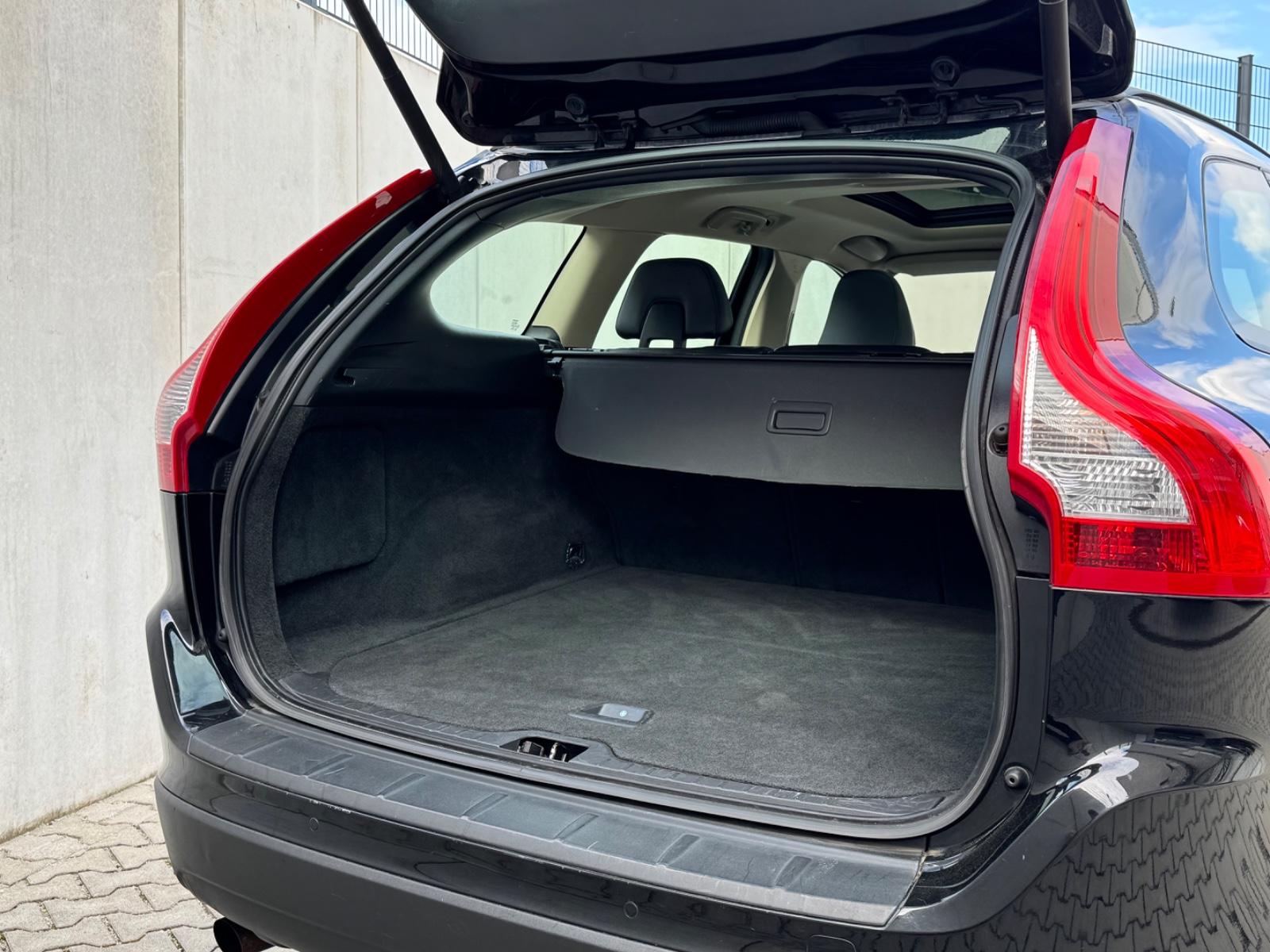 Volvo XC60 Kinetic 2.0 241 ch BVA / Toit panoramique / Cuir / GPS / Sièges chauffants