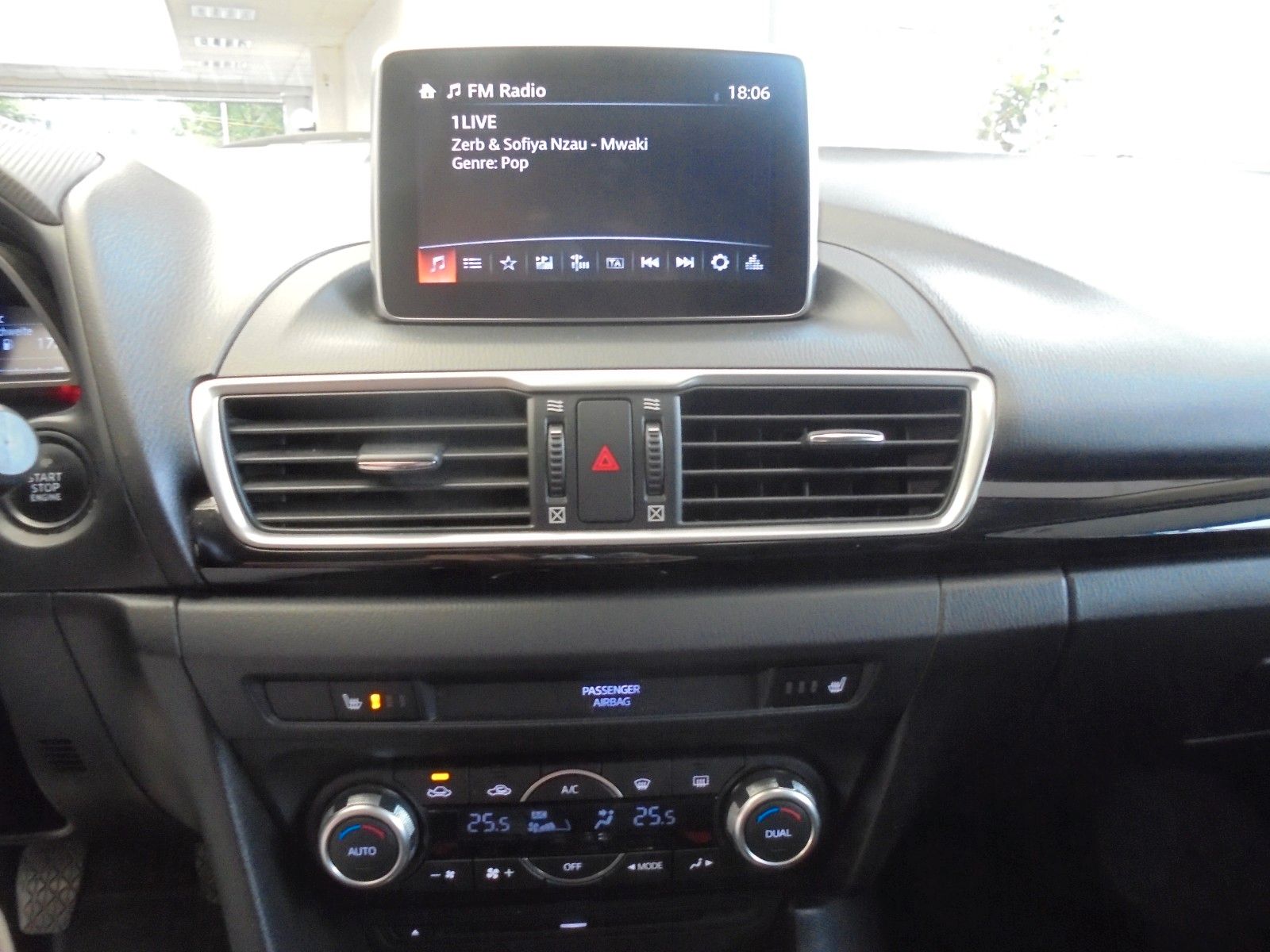 Fahrzeugabbildung Mazda 3 Lim. Center-Line/Shz/Navi/1.Hand/