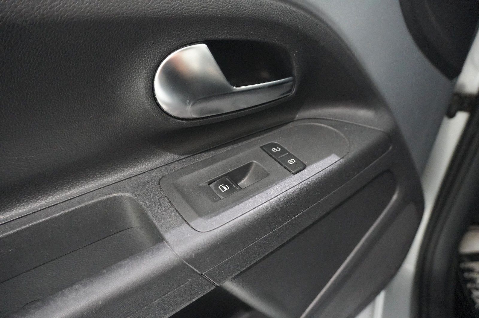 Fahrzeugabbildung Volkswagen up! 1.0 MOVE 3-TÜR NAVI/KLIMA/SPORT/CD/AUX/TÜV