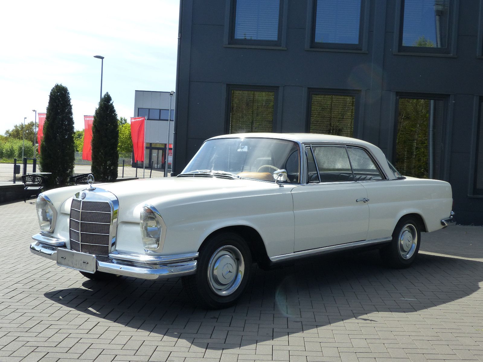 Fahrzeugabbildung Mercedes-Benz 220 SE Coupe W 111
