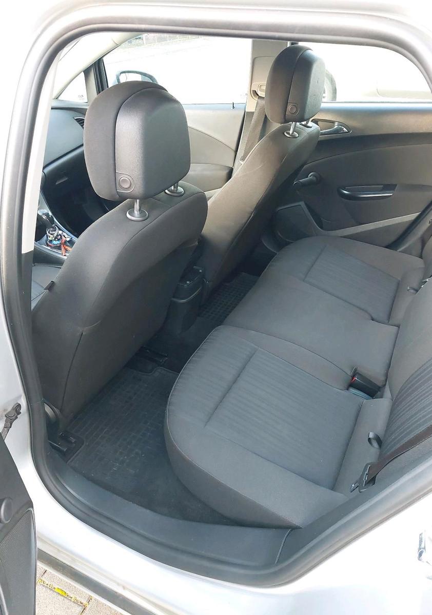 Opel Astra 2011 — photo 10