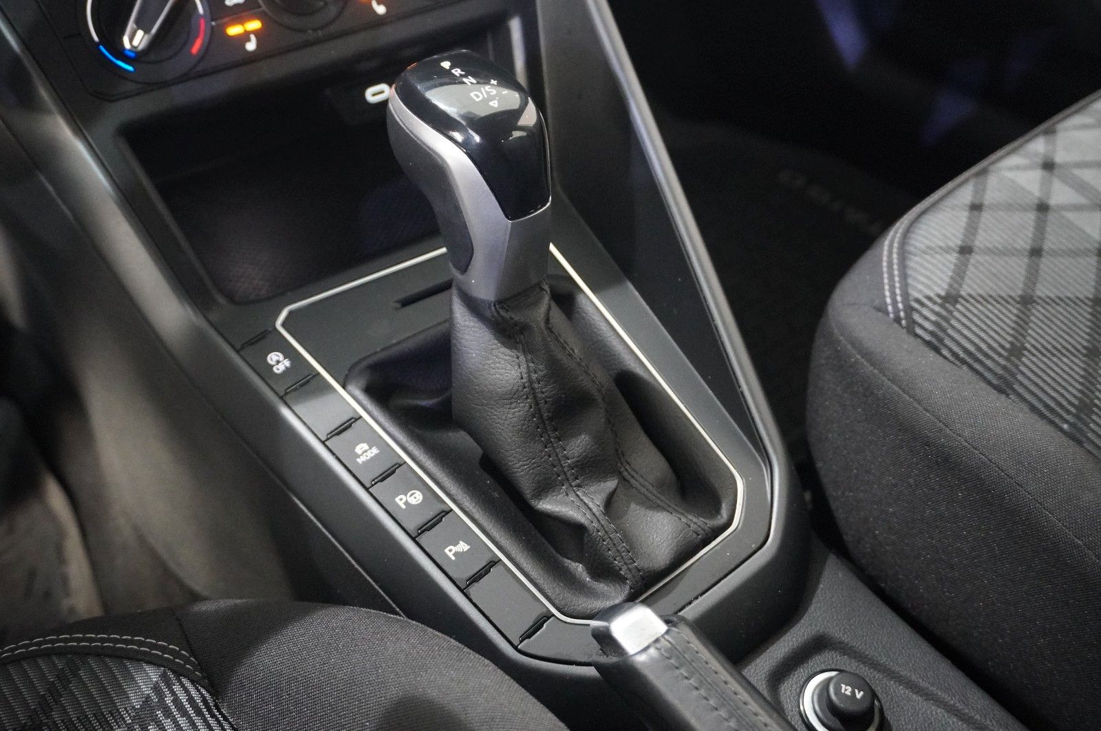 Fahrzeugabbildung Volkswagen Taigo 1.0 TSI R-LINE DSG NAVI/LED/KAMERA/SH/DAB+